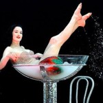 Dita Von Teese durante lo show nel Martini glass