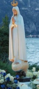 La statua della Madonna pellegrina di Fatima durante la visita del 2011